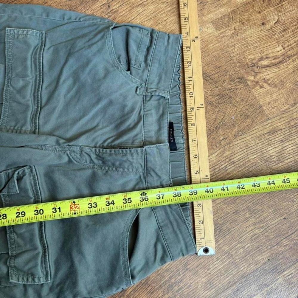 green Forever 21 cargo pants with multiple pockets - Picture 5 of 7